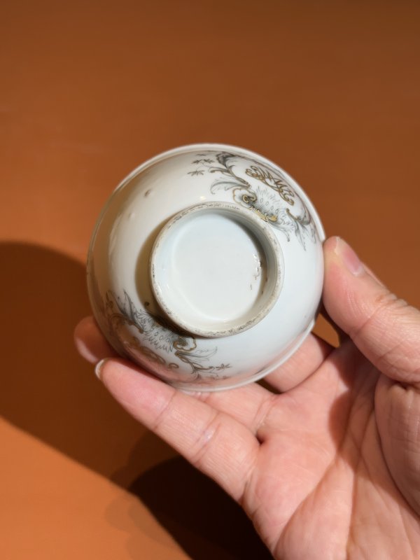 清乾隆 墨彩家族徽章瓷茶圆一对 - 图5