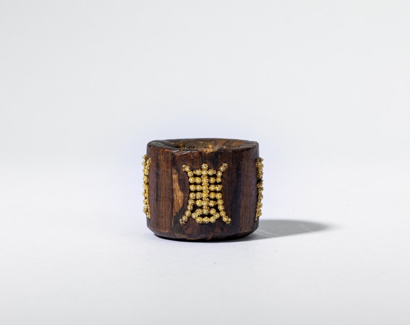 清 沈香木 奇楠嵌金花壽字扳指 - 图1