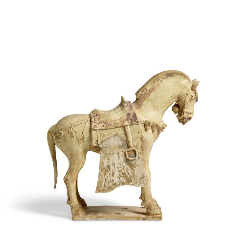 隋 草黃釉陶鞍馬 | A STRAW-GLAZED POTTERY CAPARISONED HORSE - 图2