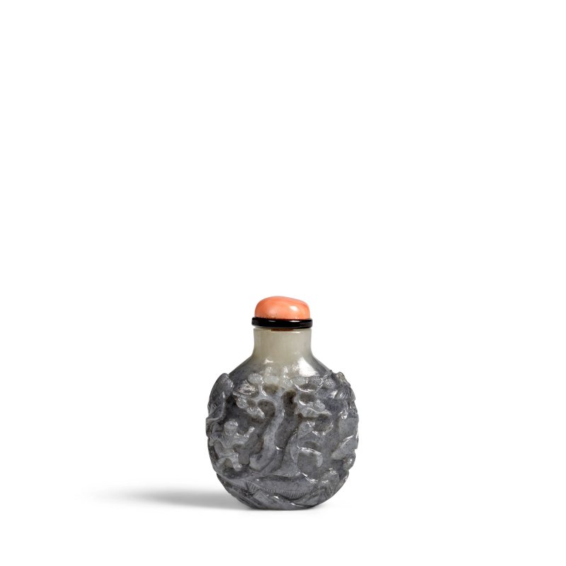 1800-1880 黑白玉雕騎射人物圖鼻煙壺一件 | A CARVED BLACK AND WHITE JADE 'MOUNTED ARCHER' SNUFF BOTTLE - 图2