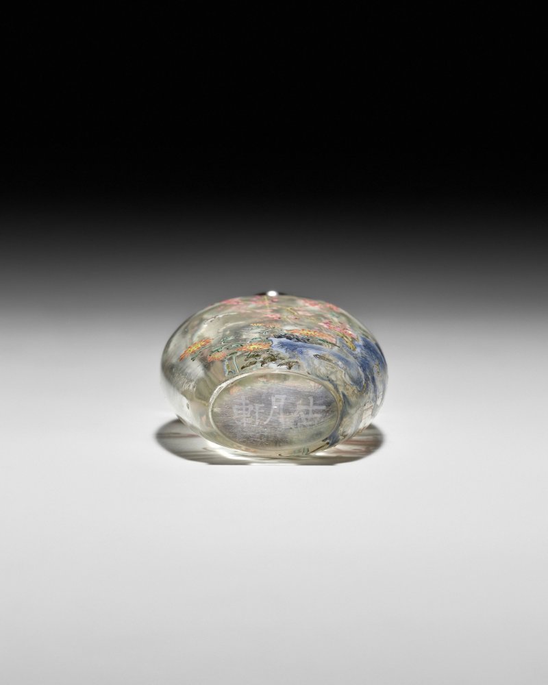 1770-1800 透明料胎畫琺瑯梅花紋鼻煙壺一件 | A FINE AND RARE CLEAR GLASS ENAMELLED SNUFF BOTTLE - 图11