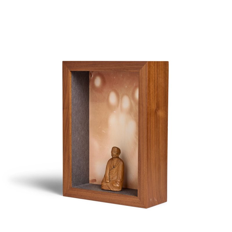 十八/十九世紀 黃楊木雕僧坐像 及 | A BOXWOOD CARVING OF A SEATED MONK AND 'PALM PRINT' PHOTO FRAME - 图2