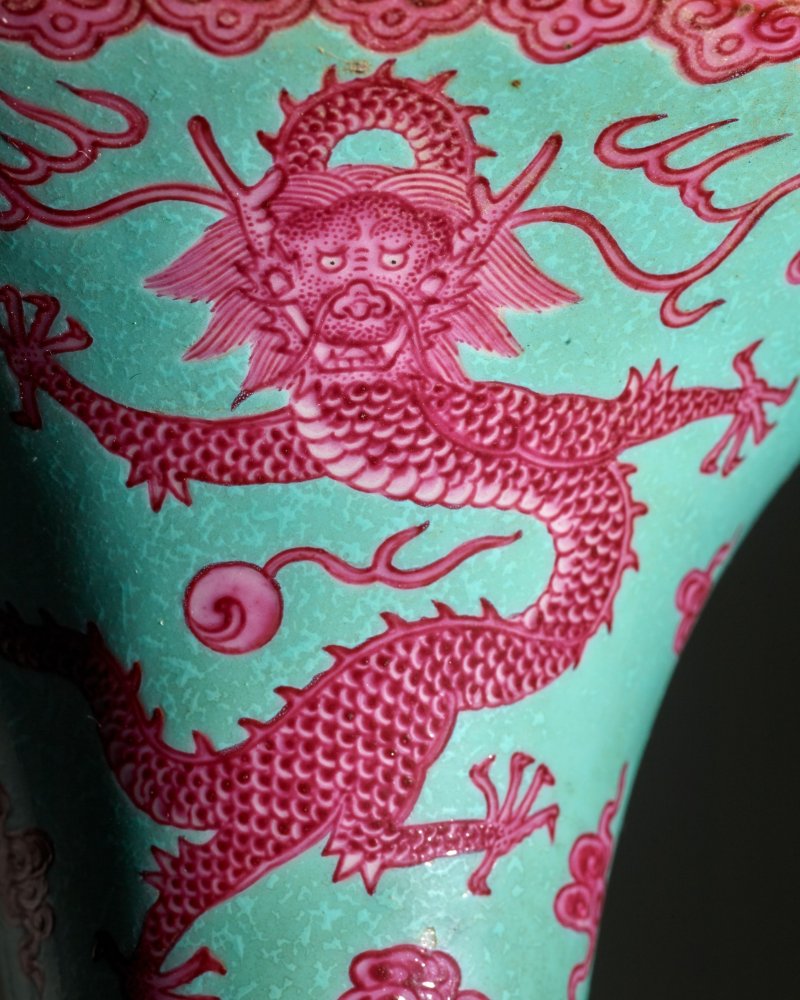 清乾隆 松石綠地胭脂紅彩雲龍紋花觚 | A RARE TURQUOISE-GROUND PUCE-ENAMELED 'DRAGON' ALTAR VASE, GU - 图24