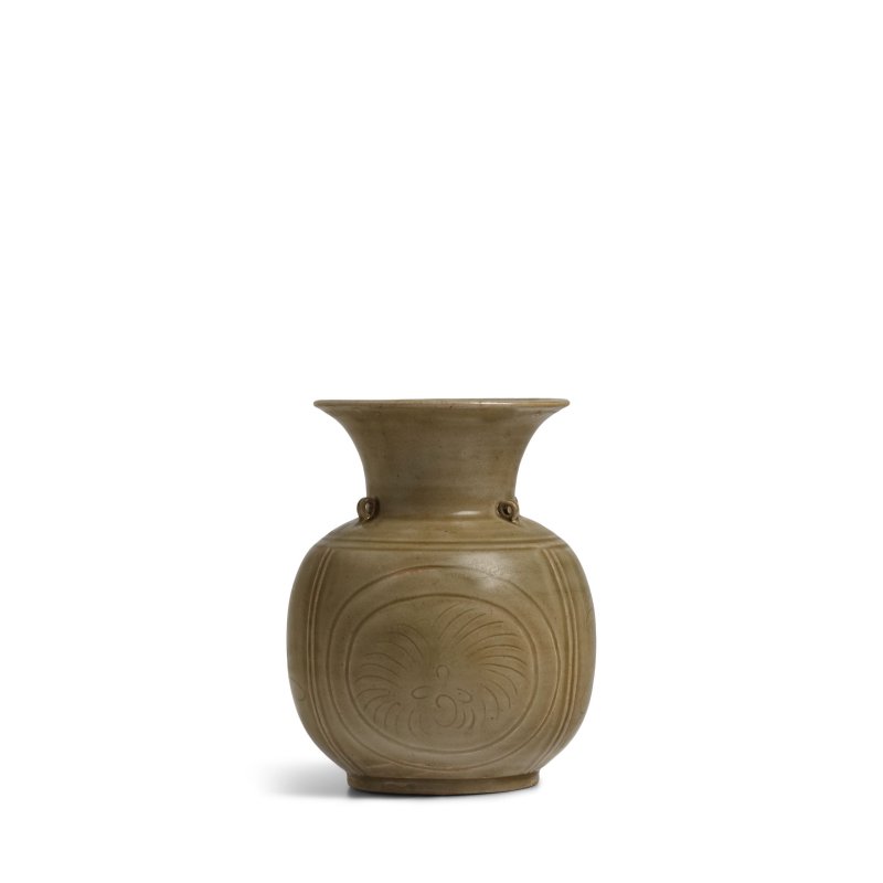 五代/北宋 越窯青瓷划花四繫奓口瓶 | A RARE INCISED YUE CELADON JAR WITH LOOP HANDLES