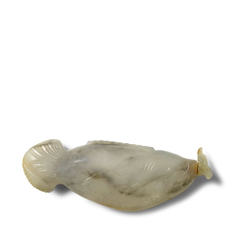 十九世紀 灰白玉帶褐沁鯉魚形鼻煙壺一件 | A CARVED JADE 'CARP' SNUFF BOTTLE - 图2