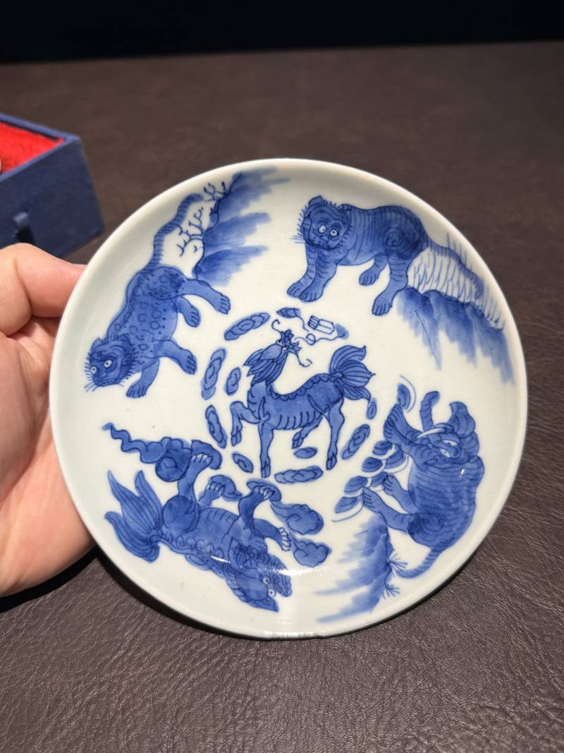 清顺治 青花瑞兽纹盘一对 - 图5