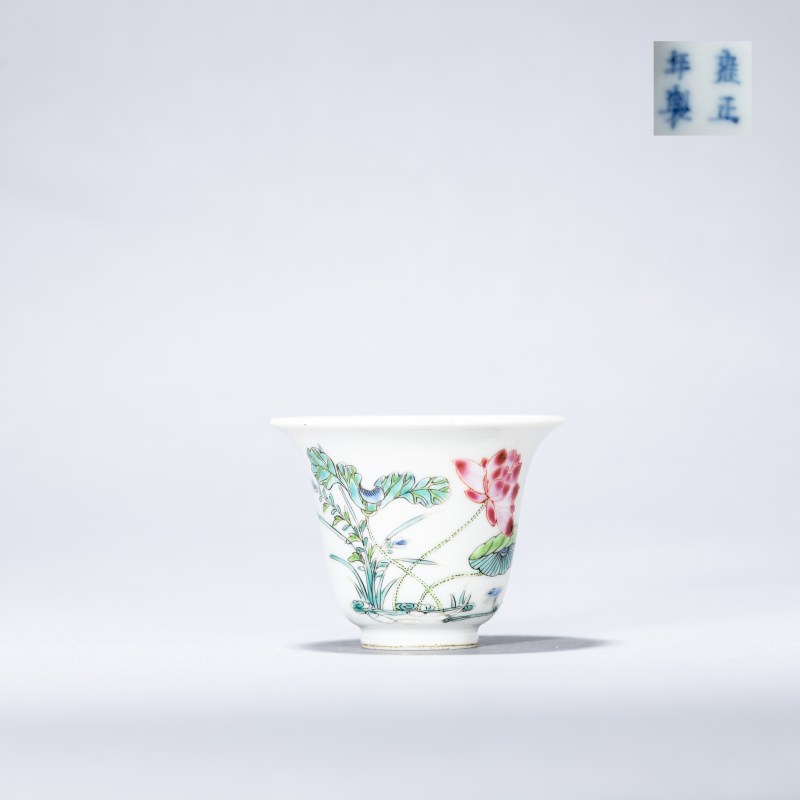 清雍正 粉彩荷塘纹铃铛杯 - 图1