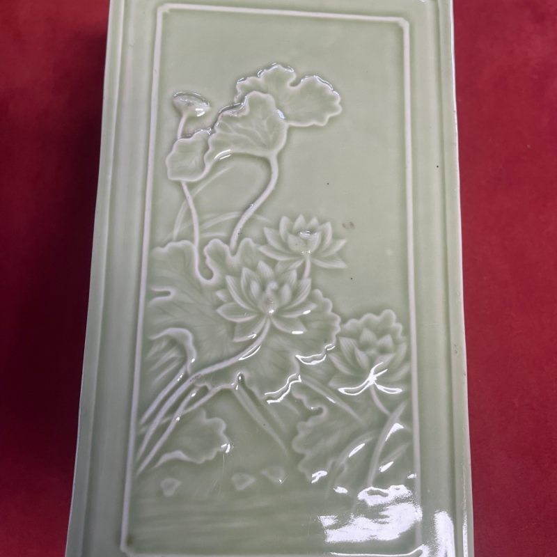 清光绪 青釉模印荷塘秋色图琮式瓶 - 图14
