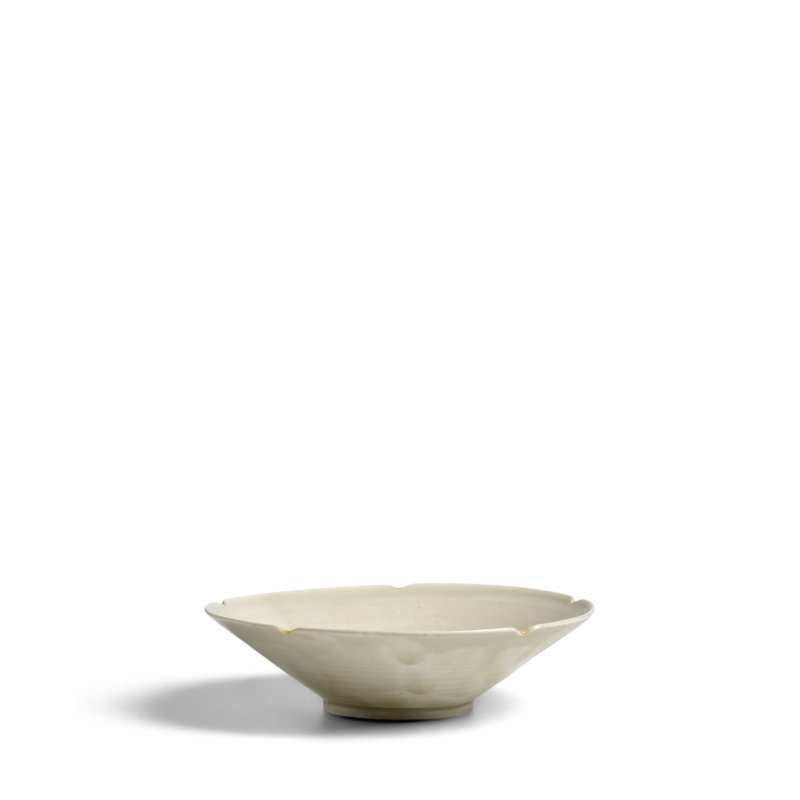 五代 定窯白瓷葵口斗笠碗 | A DING WHITE-GLAZED FIVE-LOBED CONICAL BOWL - 图3