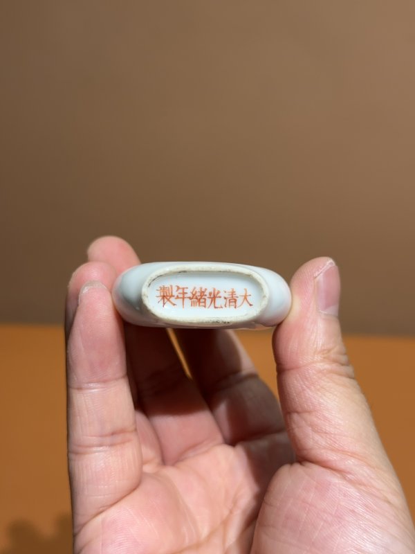 清光绪 粉彩双狮纹皮囊形鼻烟壶 - 图4