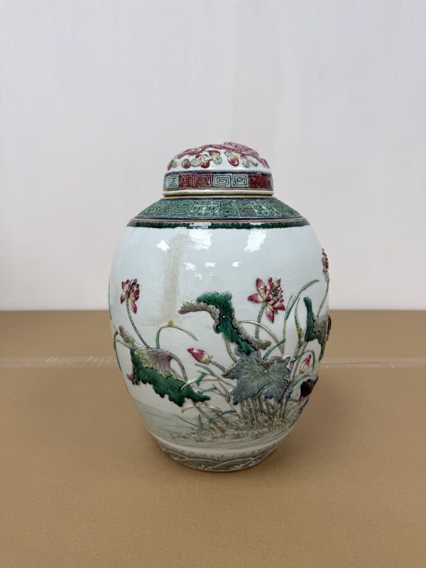清光緒 粉彩雕瓷荷塘趣韻圖罐 - 图2