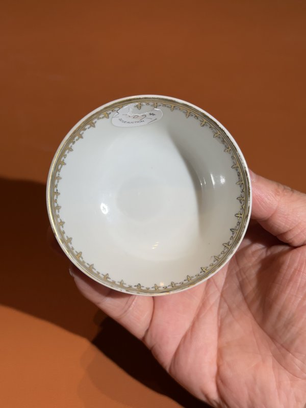 清乾隆 墨彩家族徽章瓷茶圆一对 - 图6