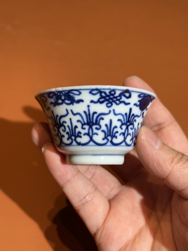 清雍正 青花莲托杂宝纹杯 - 图2