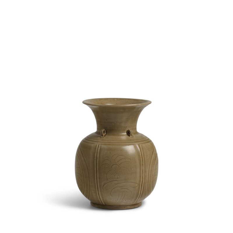 五代/北宋 越窯青瓷划花四繫奓口瓶 | A RARE INCISED YUE CELADON JAR WITH LOOP HANDLES - 图2