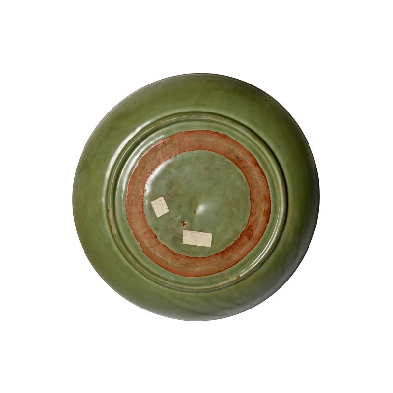 明早期 十五世紀 龍泉青瓷牡丹紋大盤 | A LARGE LONGQUAN CELADON 'PEONY' CHARGER - 图2