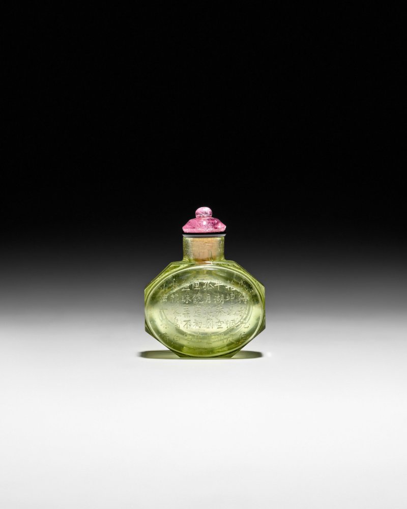 清乾隆 西湖水透色料詩文八棱鼻煙壺一件 | A RARE AND IMPORTANT FACETTED SMALL TRANSPARENT XI HU SHUI SNUFF BOTTLE - 图11
