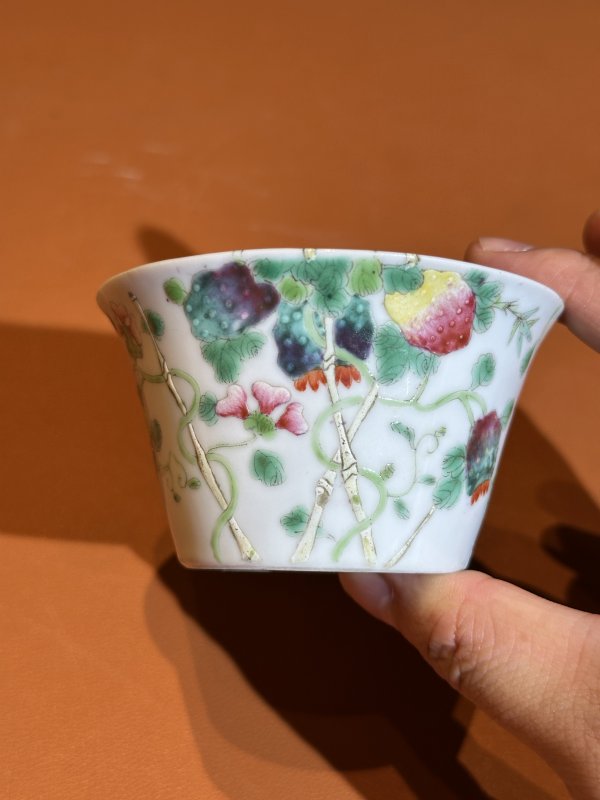 清光绪 粉彩过枝癞瓜纹马蹄碗一对 - 图8