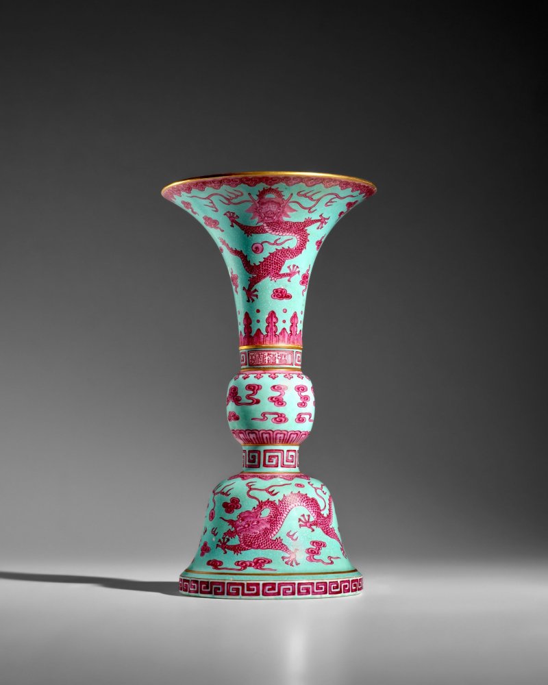 清乾隆 松石綠地胭脂紅彩雲龍紋花觚 | A RARE TURQUOISE-GROUND PUCE-ENAMELED 'DRAGON' ALTAR VASE, GU - 图25