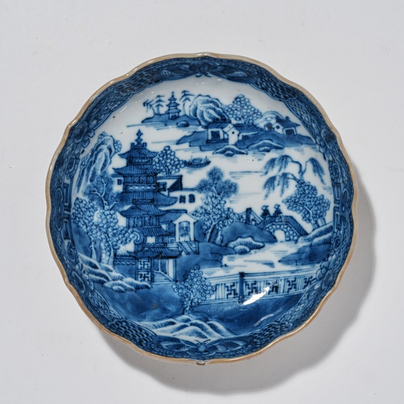 清乾隆 青花山水楼阁图杯 碟 壶一套 - 图5