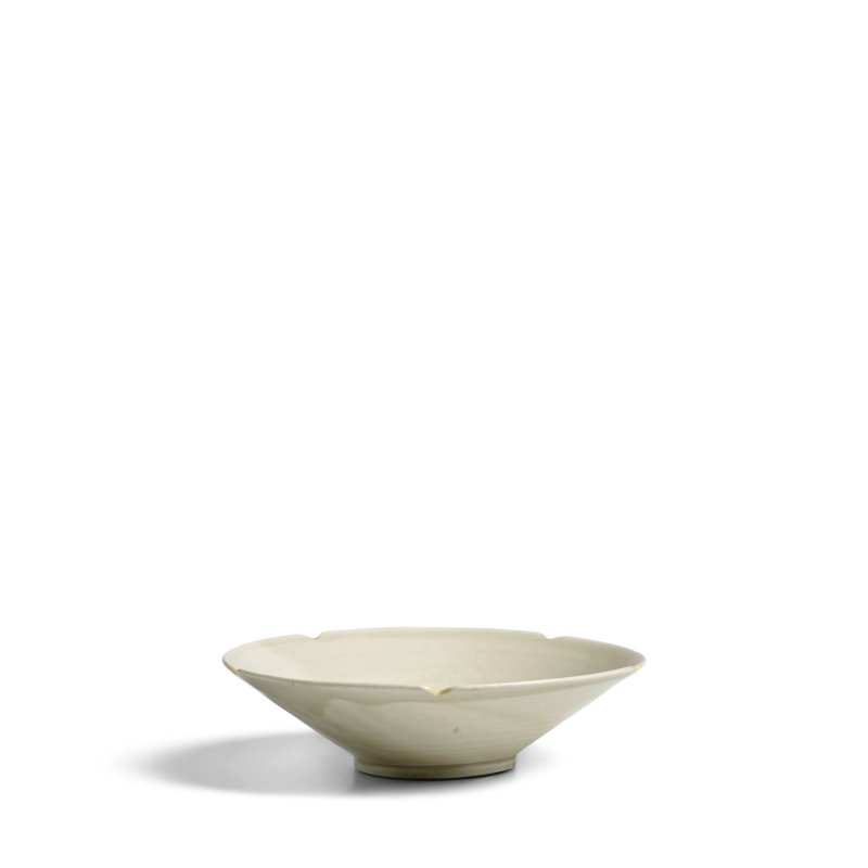 五代 定窯白瓷葵口斗笠碗 | A DING WHITE-GLAZED FIVE-LOBED CONICAL BOWL - 图5