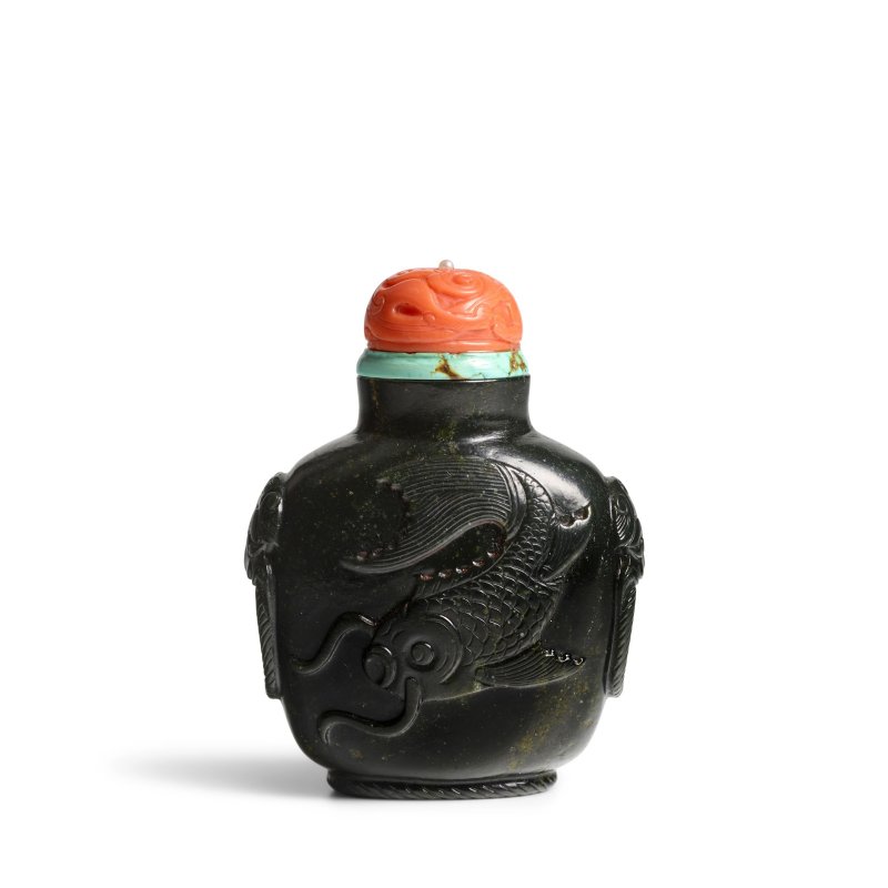 1750-1820 墨玉雕舖首啣環鯉魚紋鼻煙壺一件 | A BLACK JADE 'DOUBLE CARP' SNUFF BOTTLE