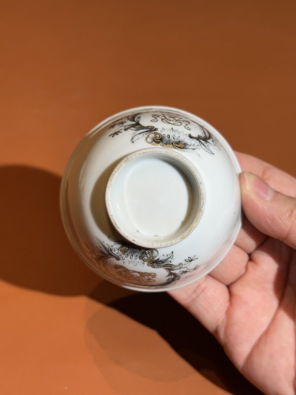 清乾隆 墨彩家族徽章瓷茶圆一对 - 图7