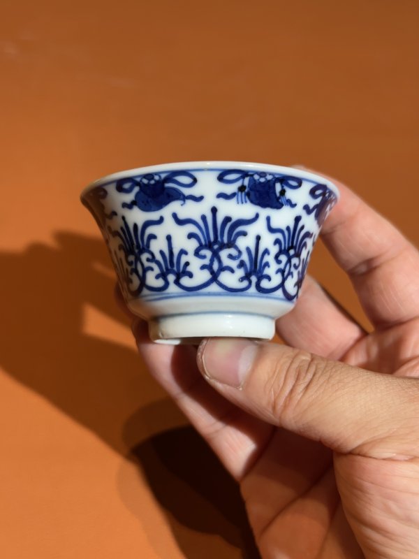 清雍正 青花莲托杂宝纹杯 - 图3