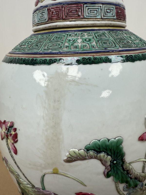 清光緒 粉彩雕瓷荷塘趣韻圖罐 - 图3