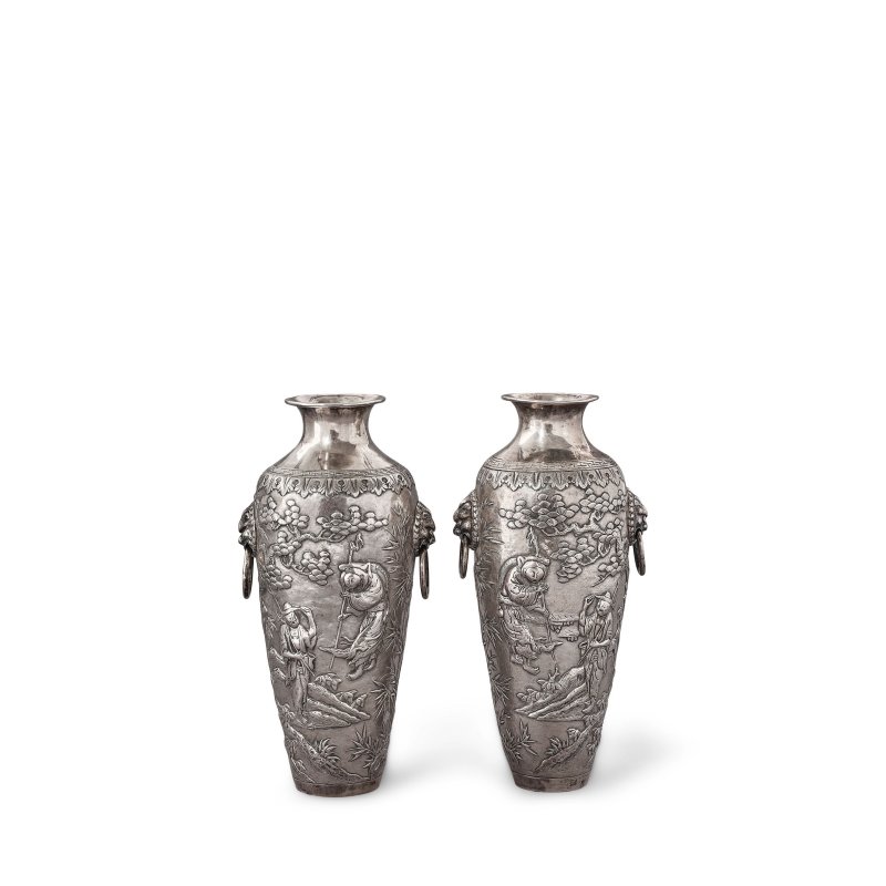 十九世紀 銀製人物紋舖首耳活環瓶兩隻 | TWO SILVER 'FIGURAL' HANDLED VASES - 图3