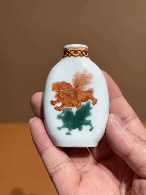 清光绪 粉彩双狮纹皮囊形鼻烟壶 - 图6