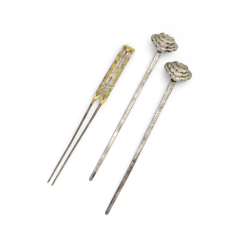 清 詩文鎏金銀釵 及 如意銀簪成對 | A PARCEL-GILT SILVER HAIRPIN AND A PAIR OF RUYI-HEAD SILVER HAIRPINS - 图1