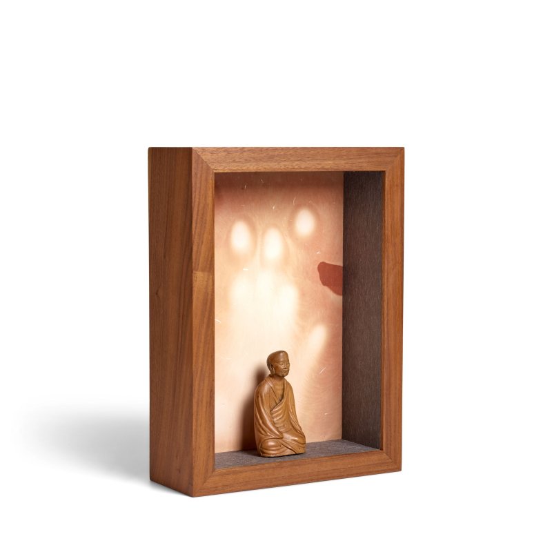 十八/十九世紀 黃楊木雕僧坐像 及 | A BOXWOOD CARVING OF A SEATED MONK AND 'PALM PRINT' PHOTO FRAME - 图4