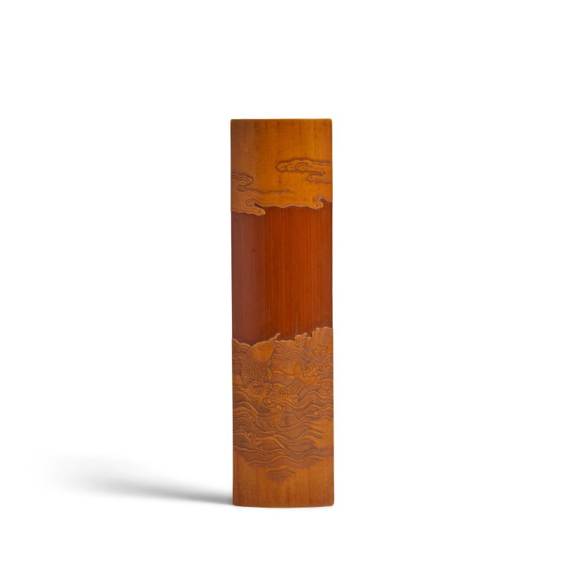 十九世紀 癸亥三月款 竹刻鯉躍龍門詩文臂擱 | A BAMBOO 'CARP' WRIST REST - 图1
