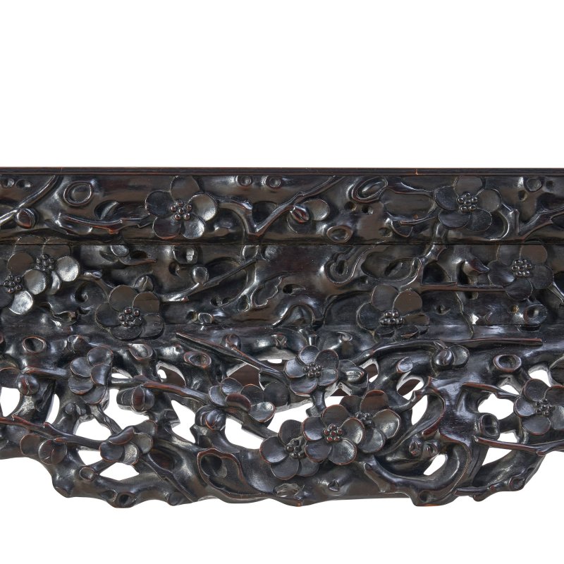 十九世紀 紅木有束腰三彎腿滿雕梅花紋供桌 | A CARVED HONGMU ALTAR TABLE - 图7