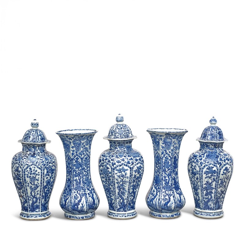 清康熙 青花開光花卉紋飾瓶一套五件 | A BLUE AND WHITE FIVE-PIECE GARNITURE - 图2