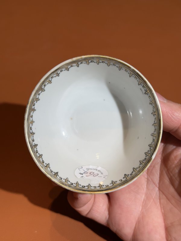 清乾隆 墨彩家族徽章瓷茶圆一对 - 图8