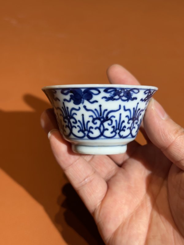 清雍正 青花莲托杂宝纹杯 - 图4