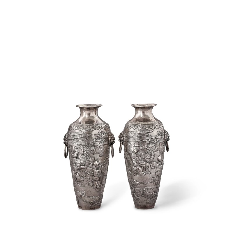 十九世紀 銀製人物紋舖首耳活環瓶兩隻 | TWO SILVER 'FIGURAL' HANDLED VASES - 图4