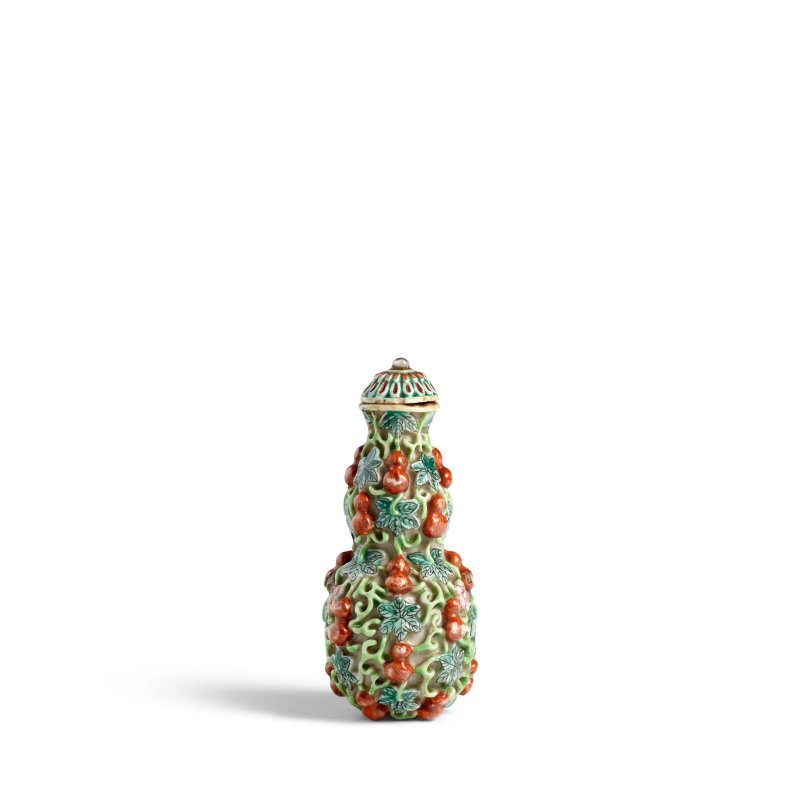 清嘉慶 粉彩浮雕纏枝葫蘆形鼻煙壺一件 | A RARE FAMILLE-ROSE DOUBLE-GOURD SNUFF BOTTLE - 图8
