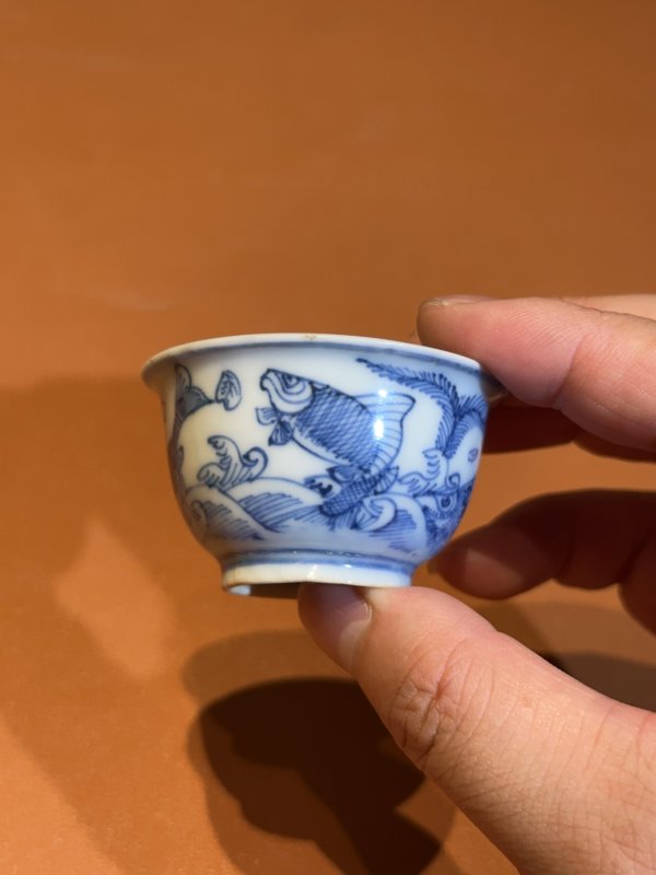 明万历 青花淡描鱼藻纹牛眼杯 - 图2