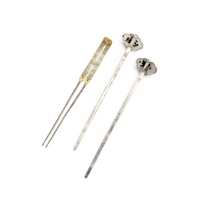 清 詩文鎏金銀釵 及 如意銀簪成對 | A PARCEL-GILT SILVER HAIRPIN AND A PAIR OF RUYI-HEAD SILVER HAIRPINS - 图2