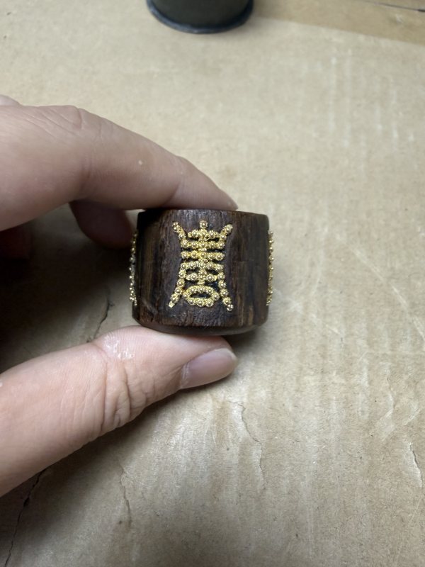 清 沈香木 奇楠嵌金花壽字扳指 - 图3