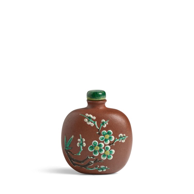 1880-1940 宜興紫砂加彩梅花壽字紋鼻煙壺一件 | AN ENAMELLED YIXING 'SHOU' SNUFF BOTTLE - 图3