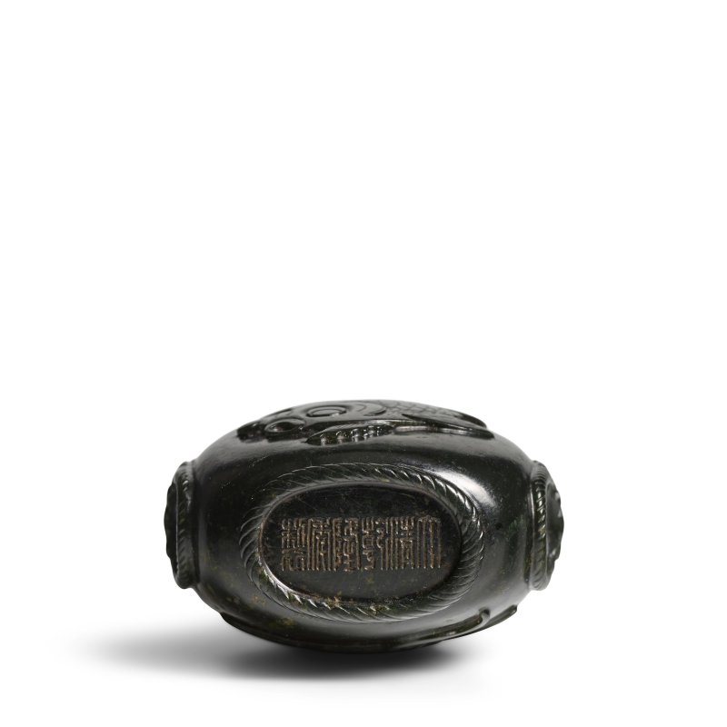1750-1820 墨玉雕舖首啣環鯉魚紋鼻煙壺一件 | A BLACK JADE 'DOUBLE CARP' SNUFF BOTTLE - 图3
