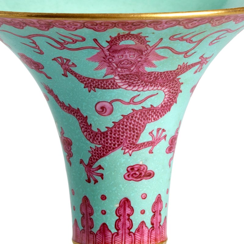 清乾隆 松石綠地胭脂紅彩雲龍紋花觚 | A RARE TURQUOISE-GROUND PUCE-ENAMELED 'DRAGON' ALTAR VASE, GU - 图27
