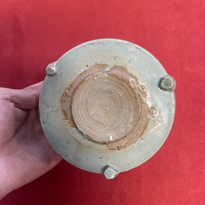 明 龙泉窑暗刻海水纹三足鬲式炉 - 图8