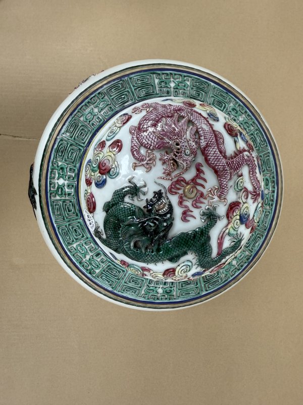 清光緒 粉彩雕瓷荷塘趣韻圖罐 - 图5