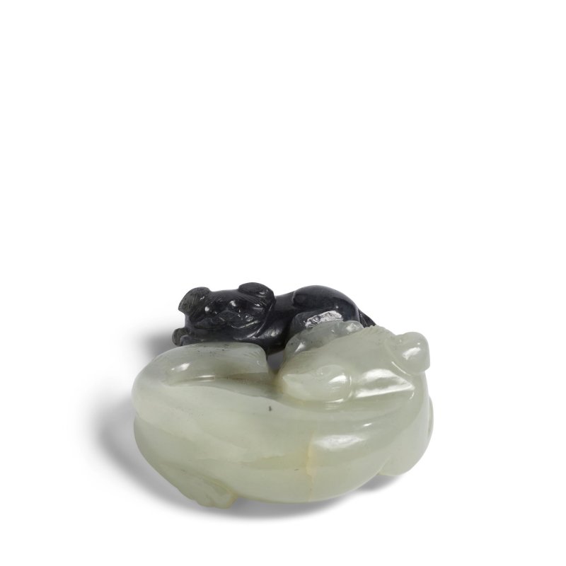明 黑白玉巧雕子母貓擺件 | A BLACK AND WHITE JADE 'CATS' GROUP - 图3