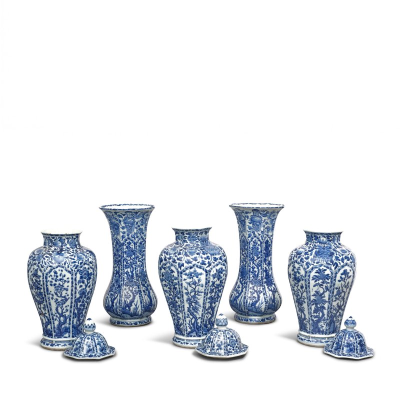 清康熙 青花開光花卉紋飾瓶一套五件 | A BLUE AND WHITE FIVE-PIECE GARNITURE - 图3