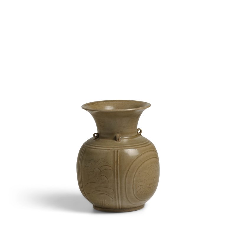 五代/北宋 越窯青瓷划花四繫奓口瓶 | A RARE INCISED YUE CELADON JAR WITH LOOP HANDLES - 图6